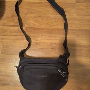 Pacsafe Black Vibe 100 Hip Pack